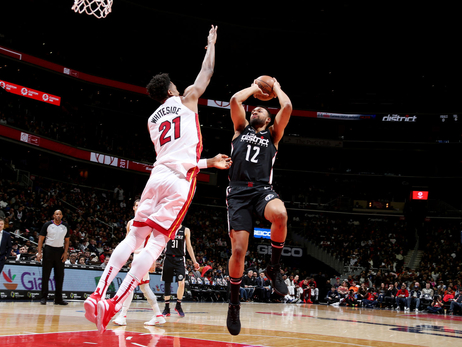 Wade steals the show as Heat top Wizards