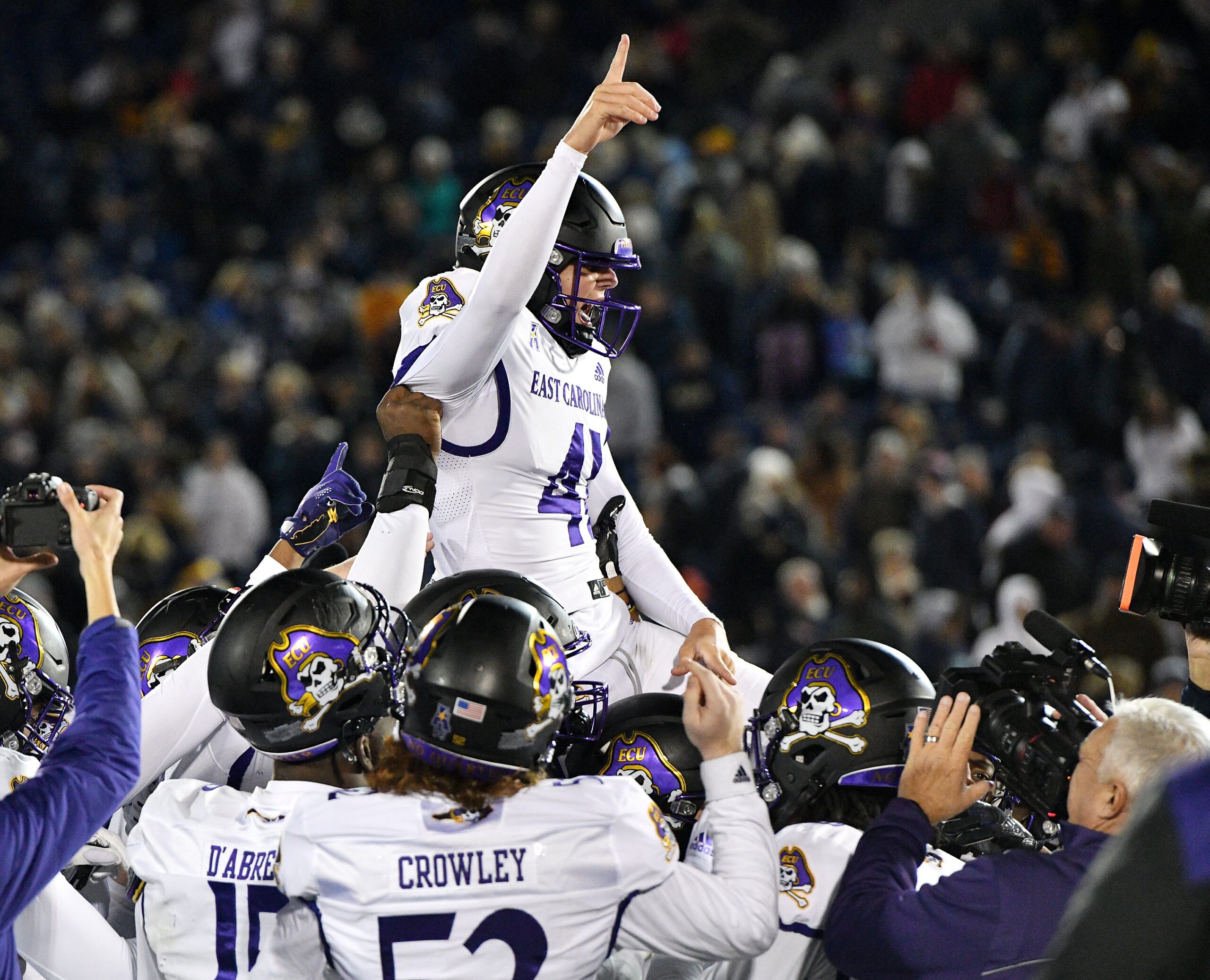 Daffer’s 54 yard field goal sinks Navy 38-35